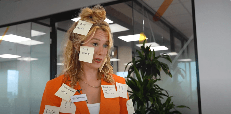 Vrouw met Post-its vol taken op gezicht en kleding, symbool voor veel werk.
