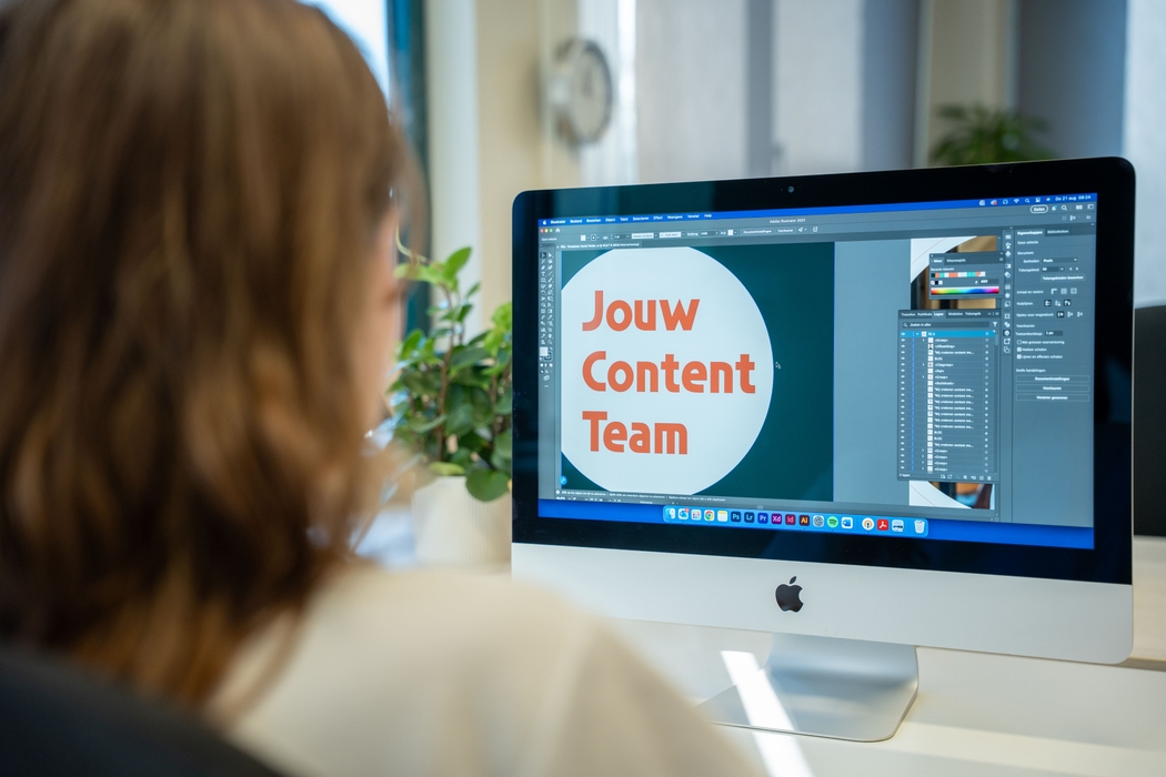 Ontwerp op iMac met de tekst: “Jouw Content Team.”
