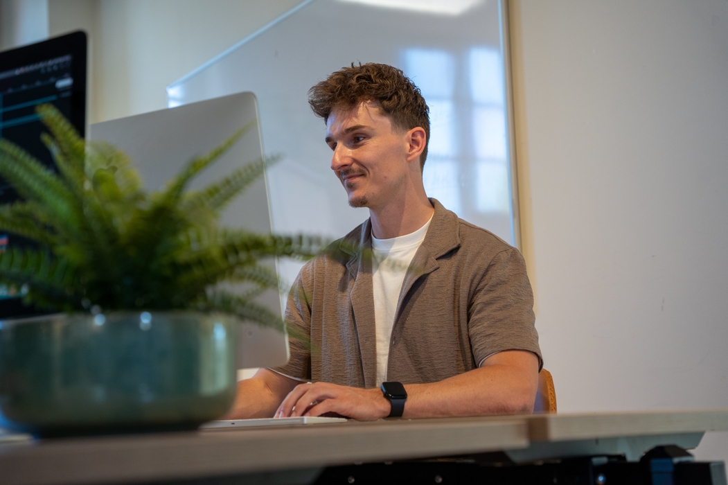 Werkzaamheden achter computer