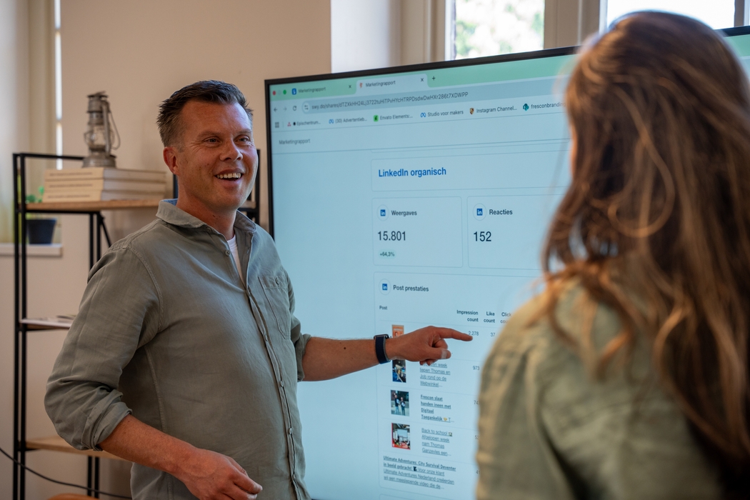 Man presenteert LinkedIn-resultaten op een scherm.