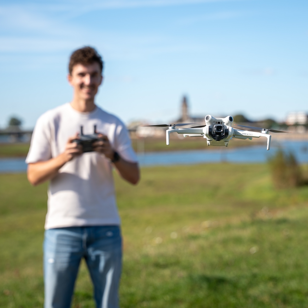 Drone in de lucht voor het gezicht van Jordi van Frescon die drone vliegt