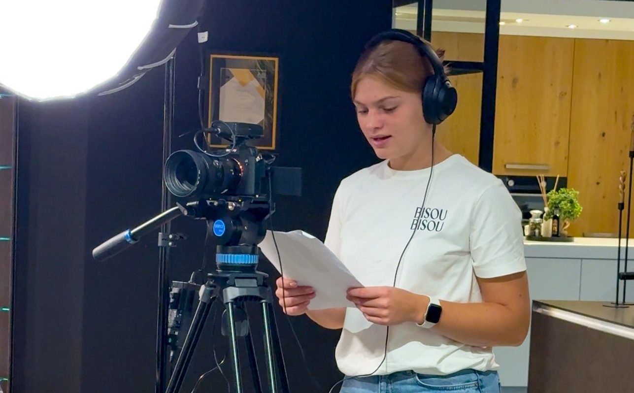 Lieke op set met camera en regie in handen
