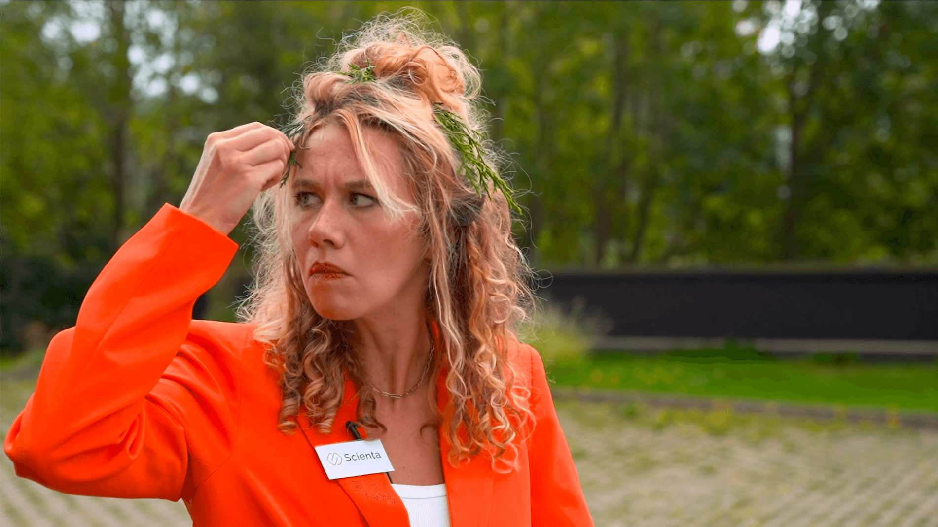 Mevrouw met gras in haar haar