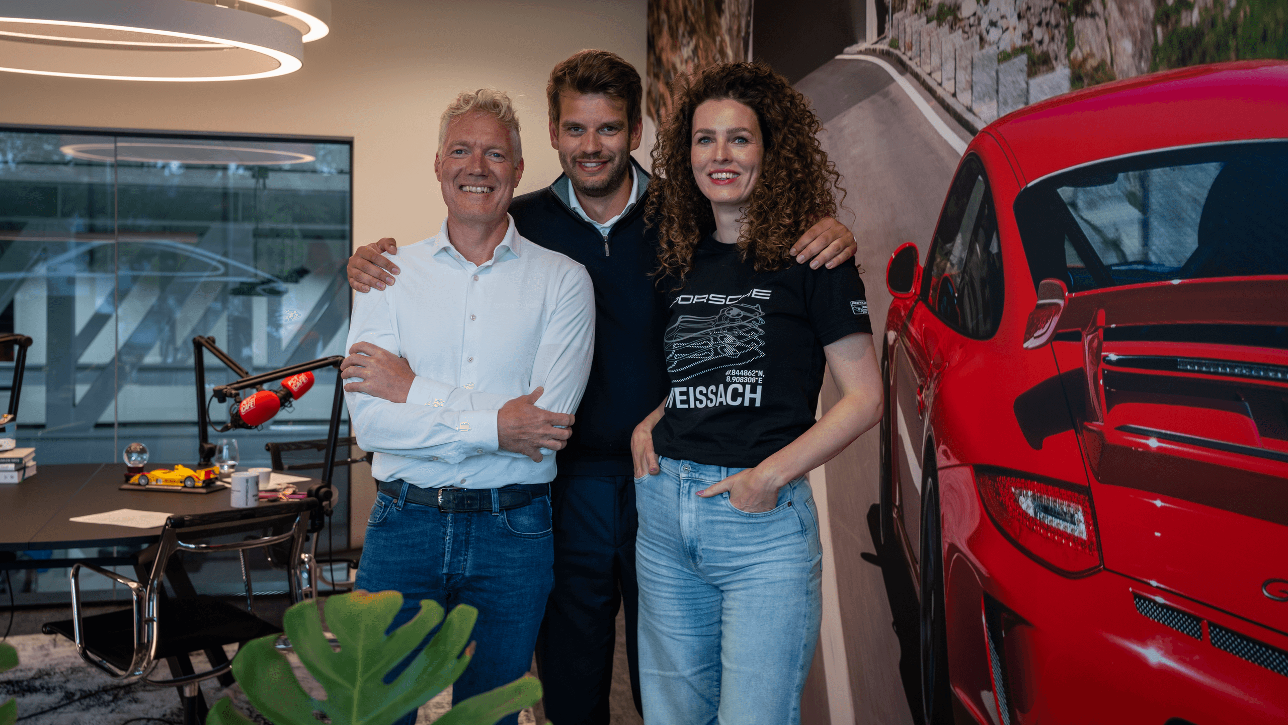 PCT Café crew staan gemoedelijk bij elkaar
