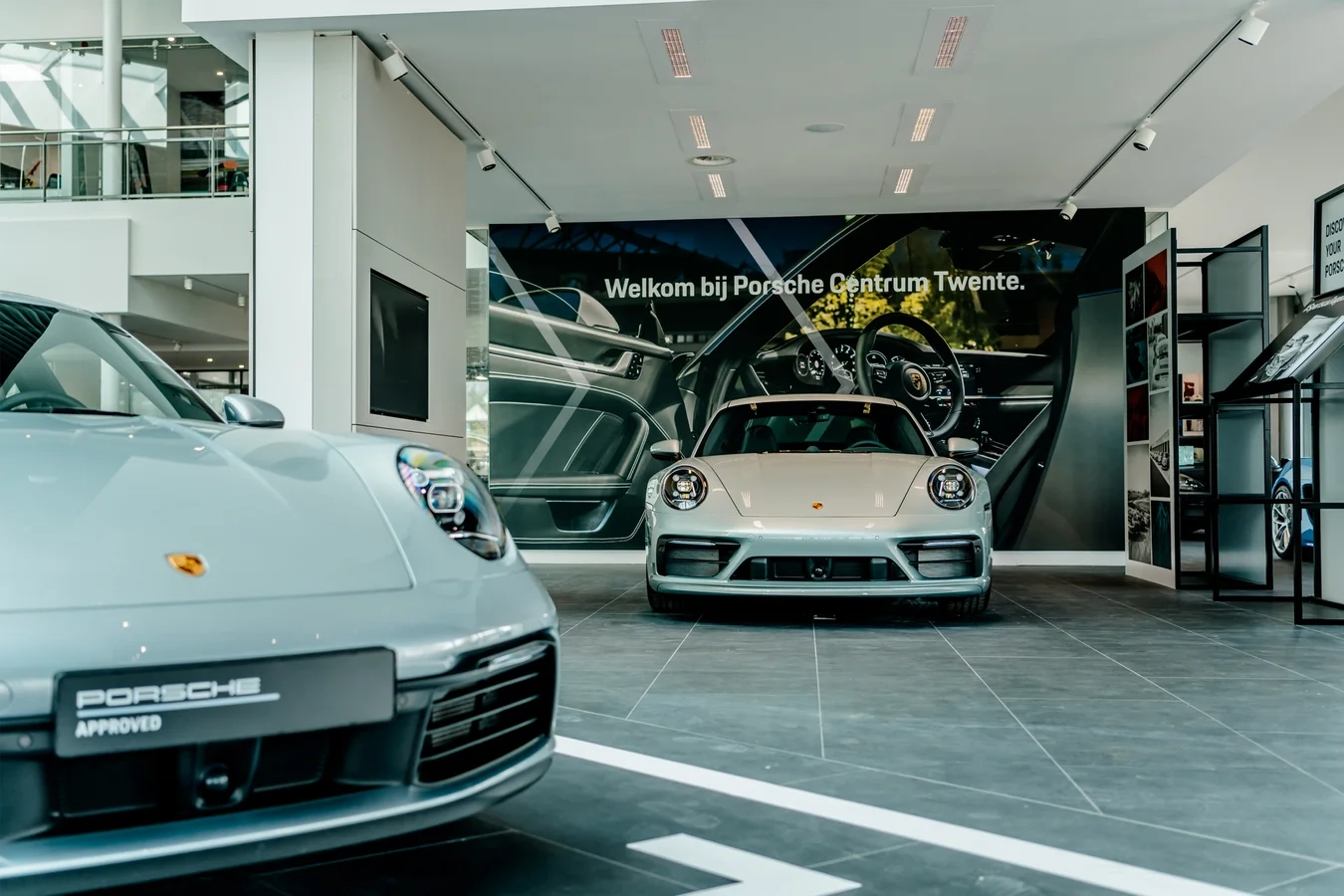 porsche auto's in de showroom