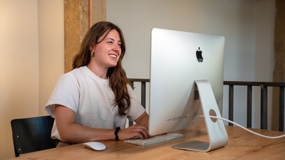 Amy achter computer