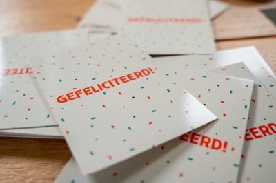 Drukwerk kaartjes met daarop 'Gefeliciteerd!'