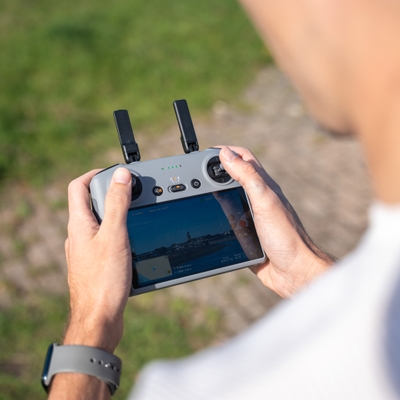 Controller van een DJI Drone in de handen van medewerker Jordi van Frescon