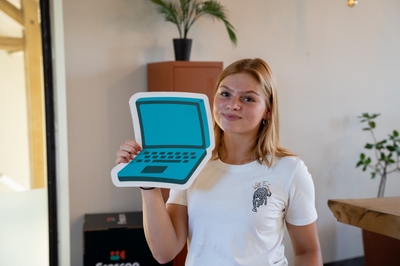 Lieke met cardboard computer in handen