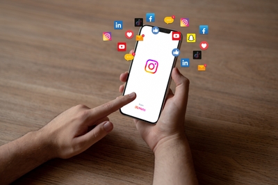Telefoon met Instagram app aan het openen met iconen die uit de telefoon spatten