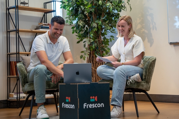 Job en Dorinke zitten bij een laptop en zijn in oveleg