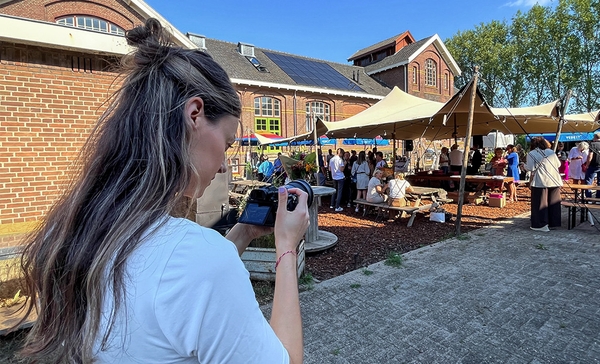 Iris maakt foto's van een evenement