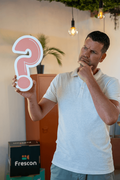 Job houdt en vraagteken omhoog