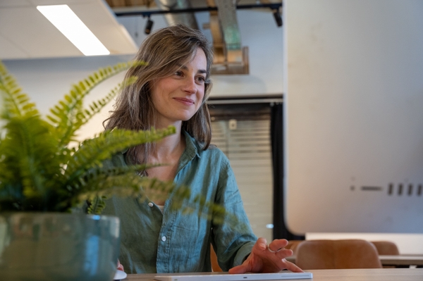 Iris achter computer