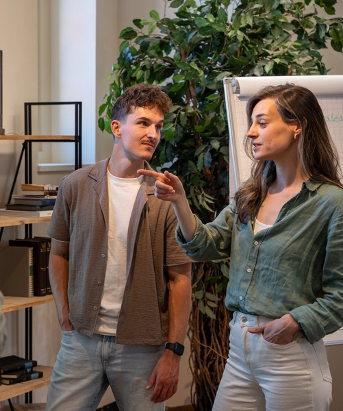 Iris en Jordi in overleg, iris wijst