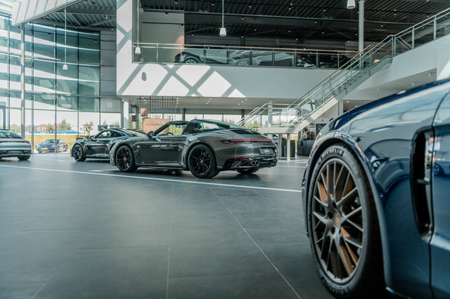 Porsche Centrum Twente showroom