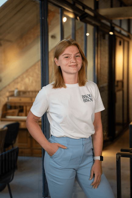 collega lieke die poseert.