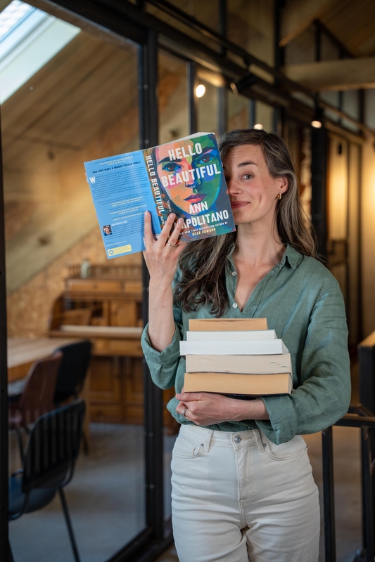 Iris met boeken
