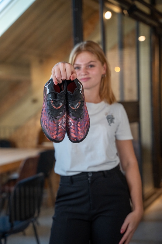 Lieke met voetbalschoenen