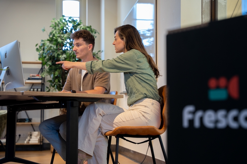 Iris en Jorid achter te computer, Iris wijst naar het scherm
